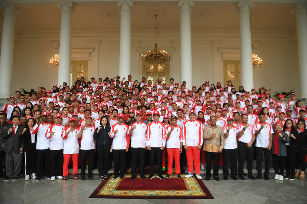 Presiden Joko Widodo (tengah) berfoto bersama kontingen Indonesia saat pelepasan atlet untuk SEA Games 2019 di Istana Bogor, Jawa Barat.
