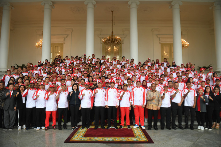 Presiden Joko Widodo (tengah) berfoto bersama kontingen Indonesia saat pelepasan atlet untuk SEA Games 2019 di Istana Bogor, Jawa Barat.
