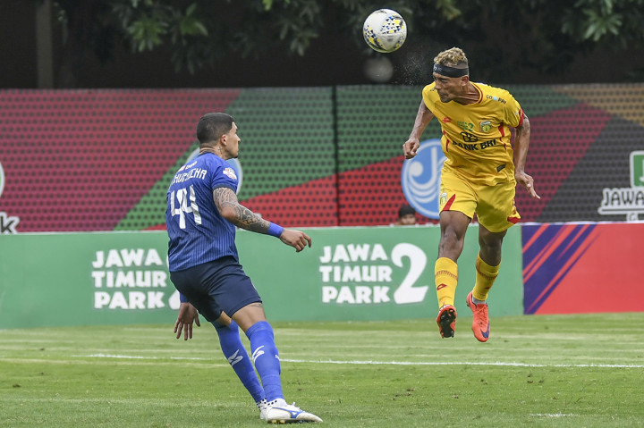Pesepak bola Bhayangkara FC Bruno Matos (kanan) berusaha melewati pesepak bola Arema FC Arthur Rocha (kiri) pada laga lanjutan Liga 1 di Stadion PTIK, Jakarta.