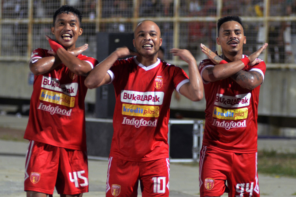 Pesepak bola Perseru Badak Lampung FC Marcus Vinicius Vidal (tengah) bersama Fernando Jose Gomes (kanan) dan Akbar Tanjung (kiri) melakukan selebrasi usai mecetak gol ke 3 ke gawang Madura United FC pada pertandingan Liga 1 2019 di Stadion Sumpah Pemuda Lampung, Lampung. Antara Foto/Ardiansyah