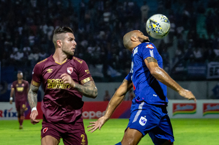 Pesepak bola PSIS Semarang Claudir Marini (kanan) berebut bola dengan pesepak bola PSM Makassar Aaron Evans (kiri) pada pertandingan lanjutan Liga 1 2019 di Stadion Moch Soebroto, Magelang, Jawa Tengah. Antara Foto/Aji Styawan
