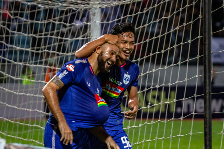 Pesepak bola PSIS Semarang Claudir Marini (kiri) bersama rekan satu tim Bayu Nugroho melakukan selebrasi usai mencetak gol ke gawang PSM Makassar pada pertandingan lanjutan Liga 1 2019 di Stadion Moch Soebroto, Magelang, Jawa Tengah. Antara Foto/Aji Styawan