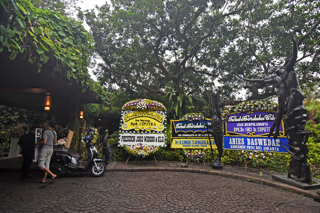 Karangan bunga datang dari berbagai kalangan seperti Presiden Joko Widodo (Jokowi), Menteri Perhubungan (Menhub) Budi Karya Sumadi, hingga Gubernur DKI Jakarta Anies Baswedan. 