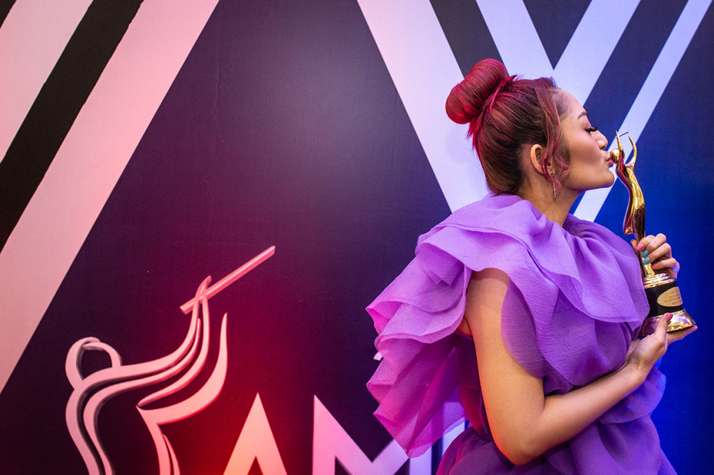 Penyanyi dangdut Siti Badriah berhasil meraih penghargaan AMI Awards 2019 untuk kategori artis solo pria/wanita rock/instrumen dangdut kontemporer terbaik. 