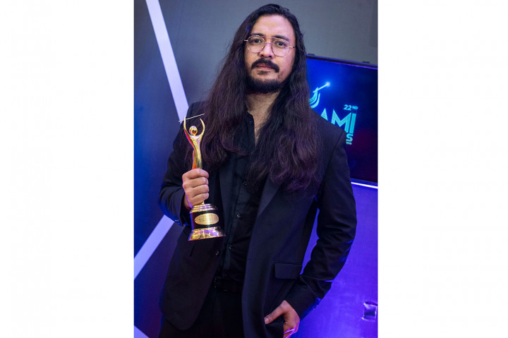Marcello Tahitoe berhasil meraih penghargaan AMI 2019 untuk kategori artis solo pria/wanita rock/instrumen rock terbaik.