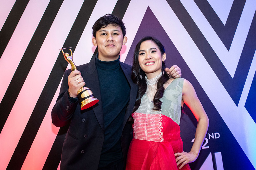 Jevin Julian, Sherly Sheinafia, dan Vidi Aldiano berhasil meraih penghargaan AMI 2019 untuk kategori duo/grup/grup vokal/kolaborasi urban terbaik. 