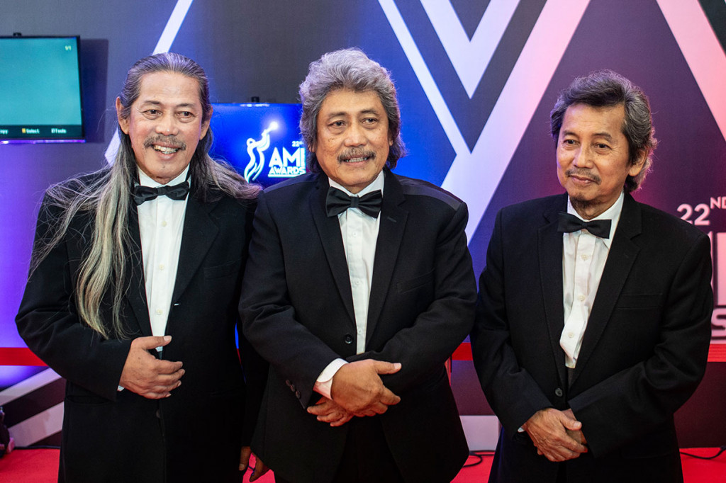 Trio Bimbo bersama Ebiet G Ade dan Iin Parlina berhasil meraih penghargaan khusus legenda musik Indonesia dalam AMI 2019. 