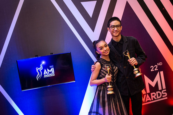 Naura dan Devano meraih penghargaan AMI 2019 untuk kategori duo/grup/grup vokal kolaborasi anak-anak terbaik.