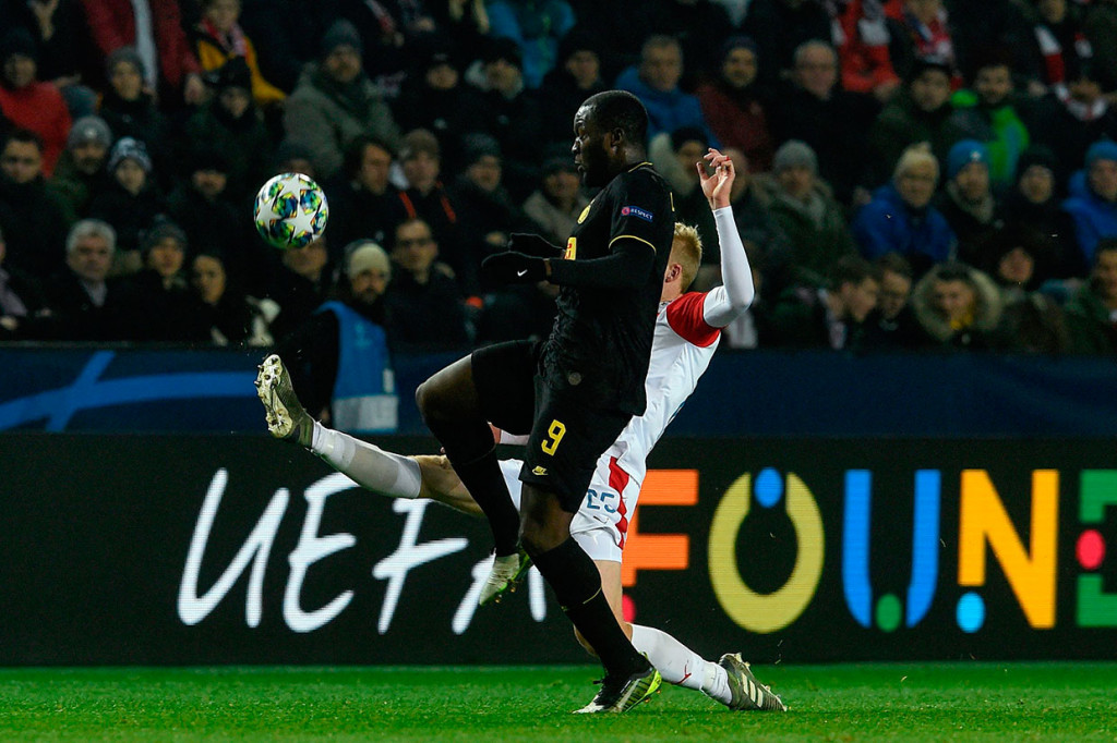Bertanding di Stadion Sinobo, Praha, pemain dua kesebelasan saling berbalasan serangan sejak awal laga. 