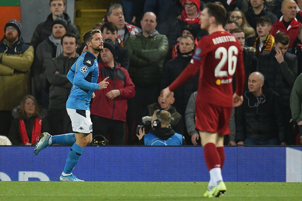 Tim tamu justru unggul terlebih dahulu lewat tembakan keras Dries Mertens yang bersarak di pojok kiri bawah gawang Liverpool yang dijaga  Alisson Becker.