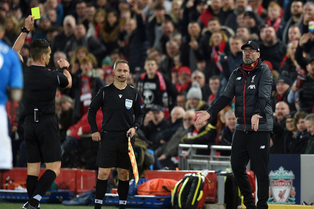 Pelatih tuan rumah Juergen Klopp dikartu kuning karena reaksi berlebihan setelah Sadio Mane dilanggar gelandang Napoli, Allan.