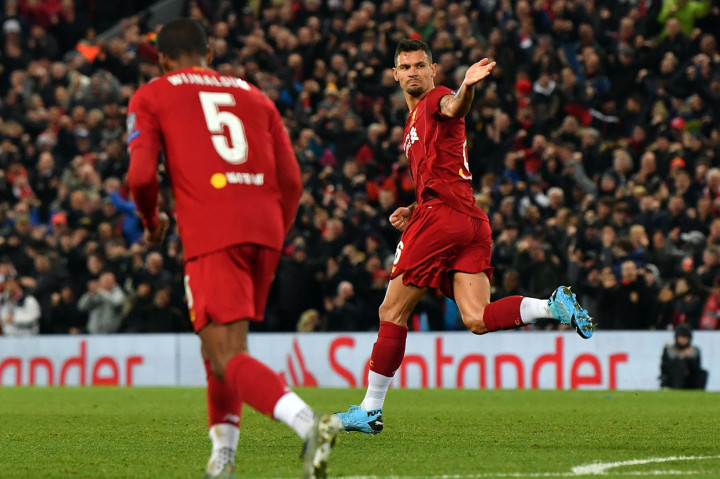 Lovren melakukan selebrasi usai mencetak gol penyama kedudukan.