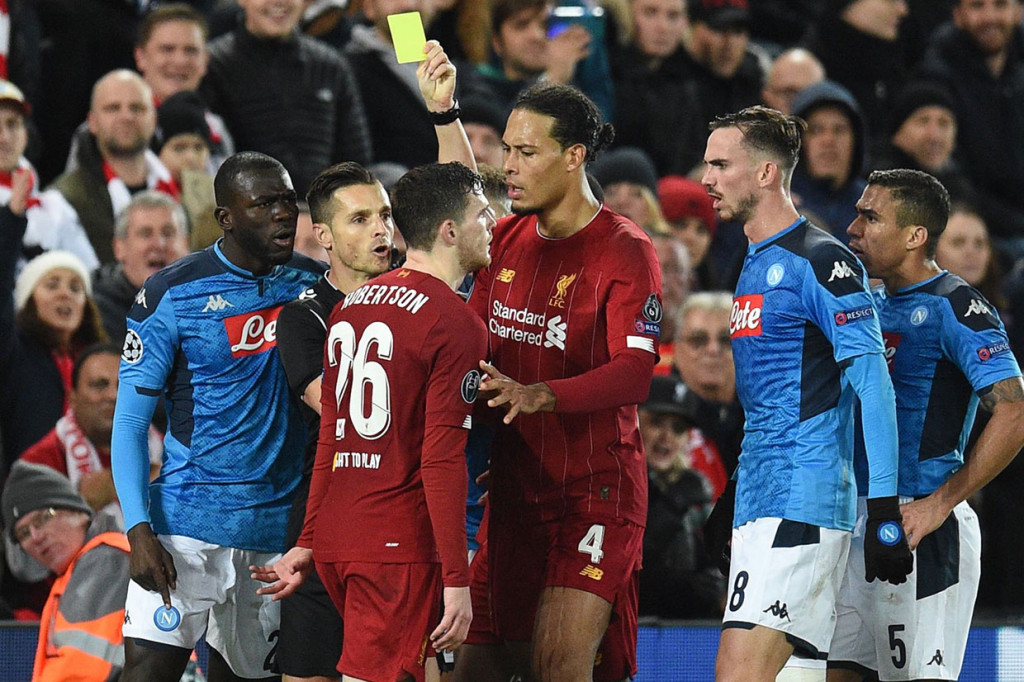 Pemain belakang Liverpool Andrew Robertson dan pemain belakang Napoli Kalidou Koulibaly diganjar kartu kuning setelah terlibat perseteruan.