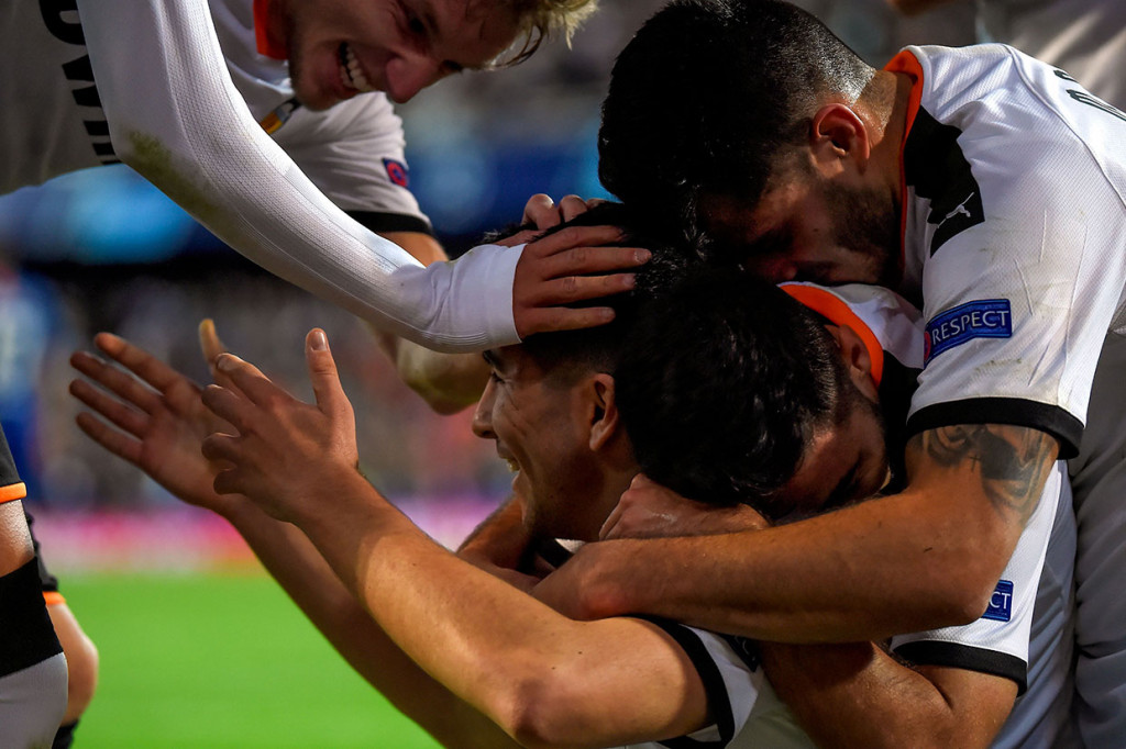 Soler melakukan selebrasi bersama rekan-rekan setimnya. 