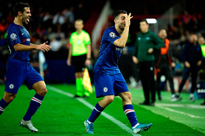 Chelsea berhasil menyamakan kedudukan semenit kemudian. Tendangan jarak jauh Mateo Kovacic gagal diantisipasi kiper tuan rumah, Jasper Cillessen.