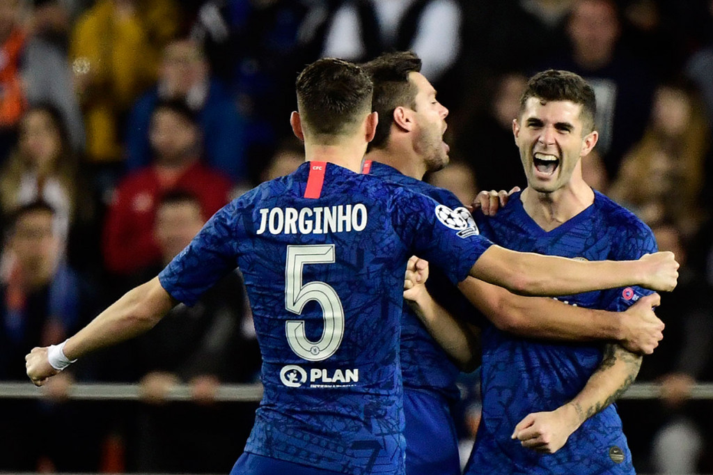 Tim tamu berbalik unggul 2-1 lima menit usai babak kedua berjalan lewat Christian Pulisic. Sundulan Polisic menyambut umpan Kurt Zouma menjebol gawang Cillessen.
