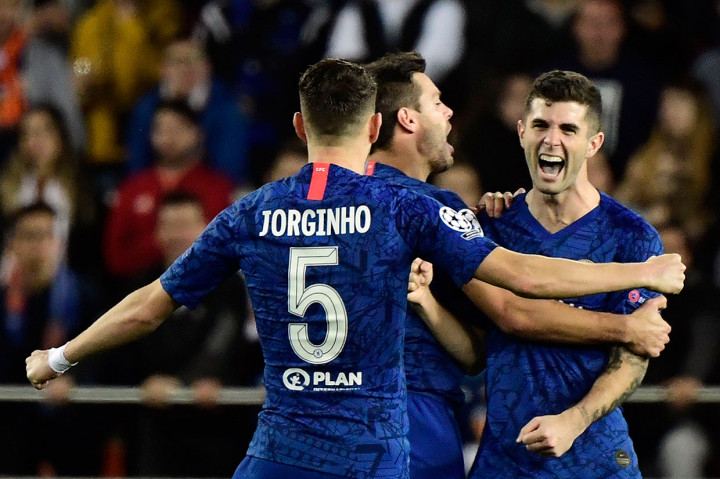 Tim tamu berbalik unggul 2-1 lima menit usai babak kedua berjalan lewat Christian Pulisic. Sundulan Polisic menyambut umpan Kurt Zouma menjebol gawang Cillessen.