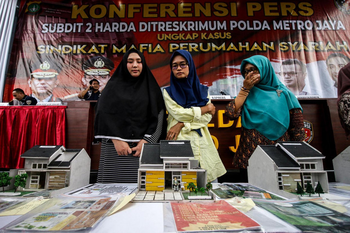 Polda Metro Jaya mengungkap tindak pidana pencucian uang (TPPU) terkait sindikat mafia perumahan syariah dengan mengamankan empat orang tersangka dan beberapa barang bukti berupa maket perumahan.