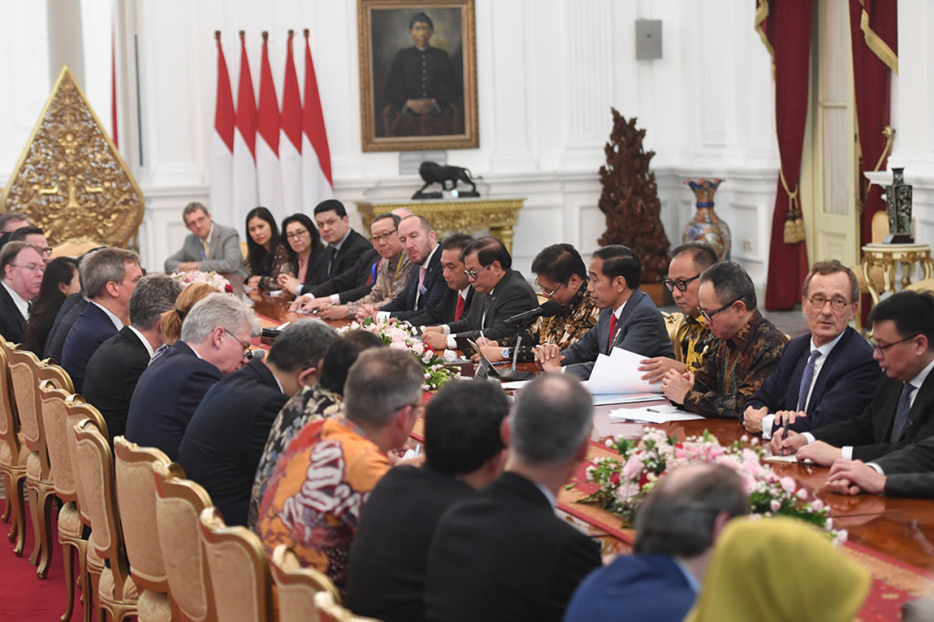 Presiden Joko Widodo berbincang dengan delegasi EU-ASEAN Business Council di Istana Merdeka, Jakarta. 