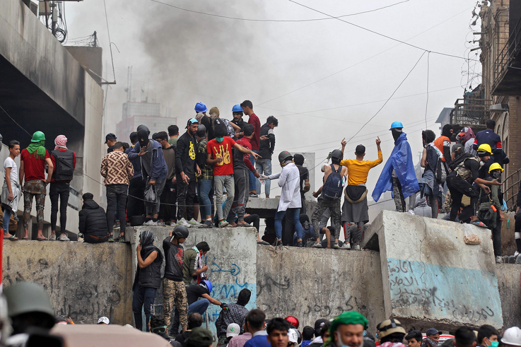 Bentrokan terjadi antara aparat keamanan dan demonstran di Nasiriyah, di mana pasukan keamanan mengusir para demonstran dari dua jembatan utama yang telah mereka duduki selama berhari-hari. kritis. AFP Photo/Ahmad Al-Rubaye