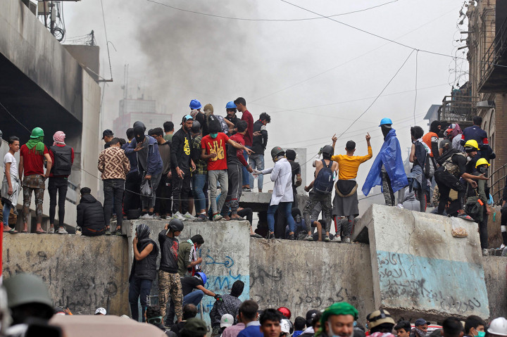 Bentrokan terjadi antara aparat keamanan dan demonstran di Nasiriyah, di mana pasukan keamanan mengusir para demonstran dari dua jembatan utama yang telah mereka duduki selama berhari-hari. kritis. AFP Photo/Ahmad Al-Rubaye