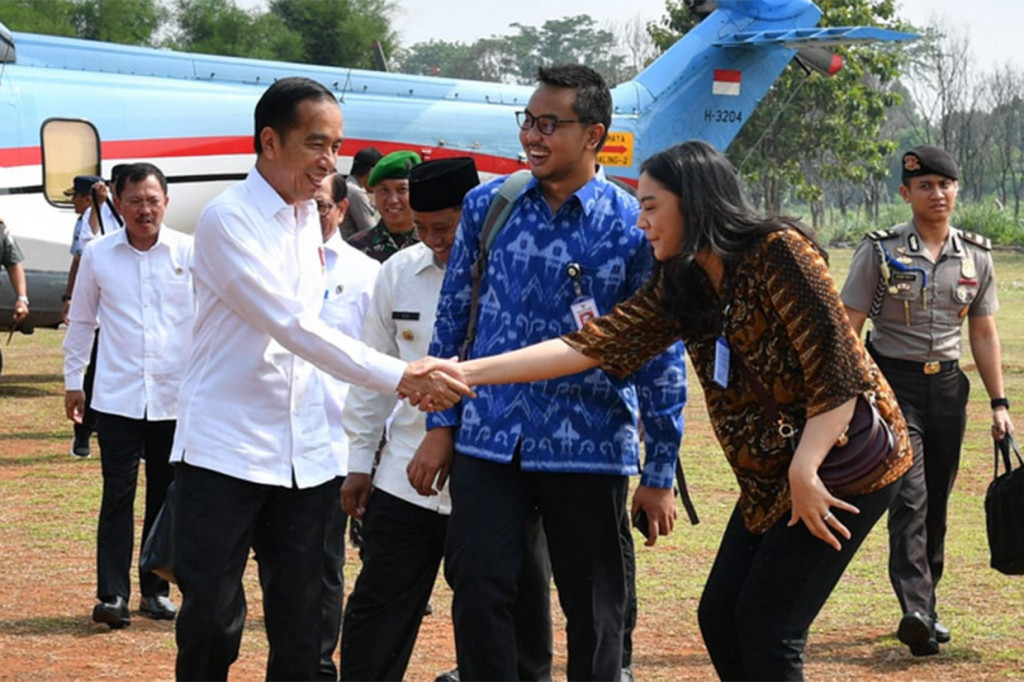 Presiden dan rombongan tiba di Helipad Yonif 312/Kala Hitam, Kabupaten Subang, pada Jumat pukul 09.00 WIB. Dalam kunker tersebut Presiden didampingi dua staf ksusus milenial, yakni Putri Indahsari Tanjung dan Andi Taufan Garuda Putra. 