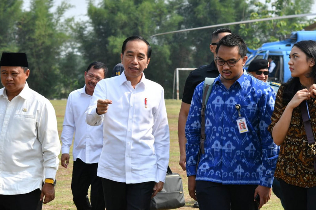 Turut mendampingi Presiden dalam penerbangan menuju Subang, antara lain Menteri Kesehatan Terawan Agus Putranto, Menteri Perhubungan Budi Karya Sumadi, Menteri Pekerjaan Umum dan Perumahan Rakyat Basuki Hadimuljono, Menteri Koperasi dan Usaha Kecil Menengah Teten Masduki, dan Sekretaris Kabinet Pramono Anung.
