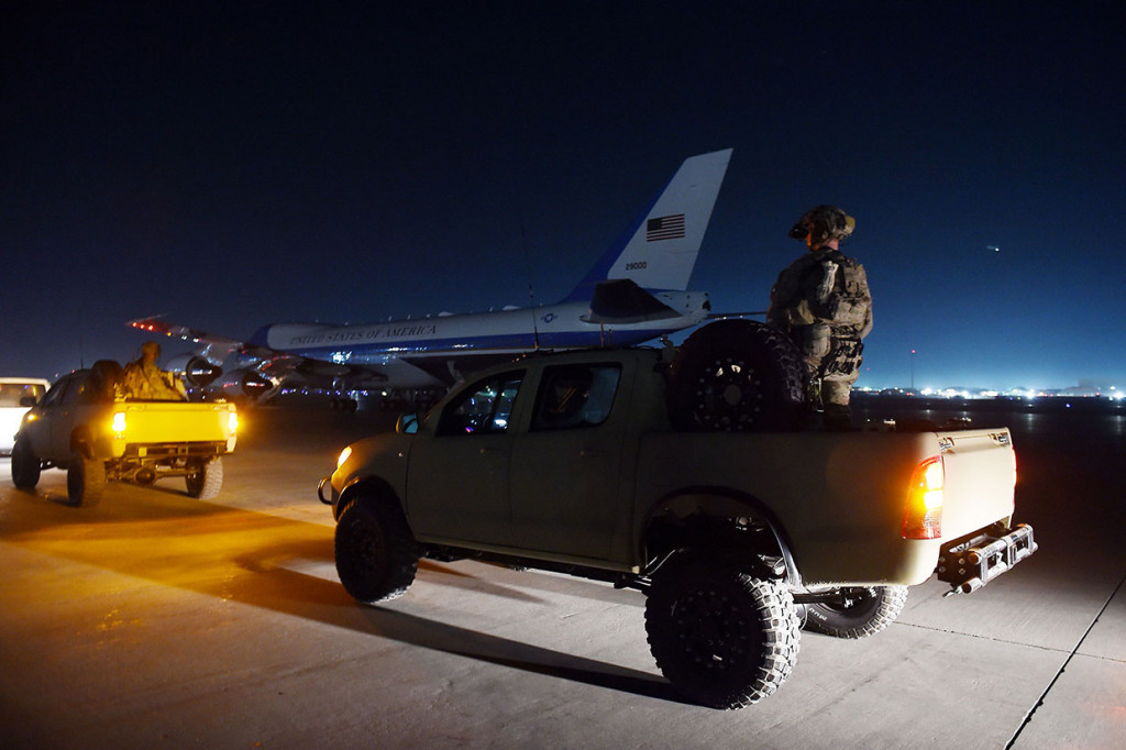 Pesawat kepresidenan AS Air Force One yang membawa Trump mendarat di Bandar Udara Bagram pada Kamis malam, bersama Penasehat Keamanan Nasional Gedung Putih Robert Brien, satu kelompok kecil ajudan dan agen Dinas Rahasia. Dua balon udara terbang di atas wilayah tersebut.