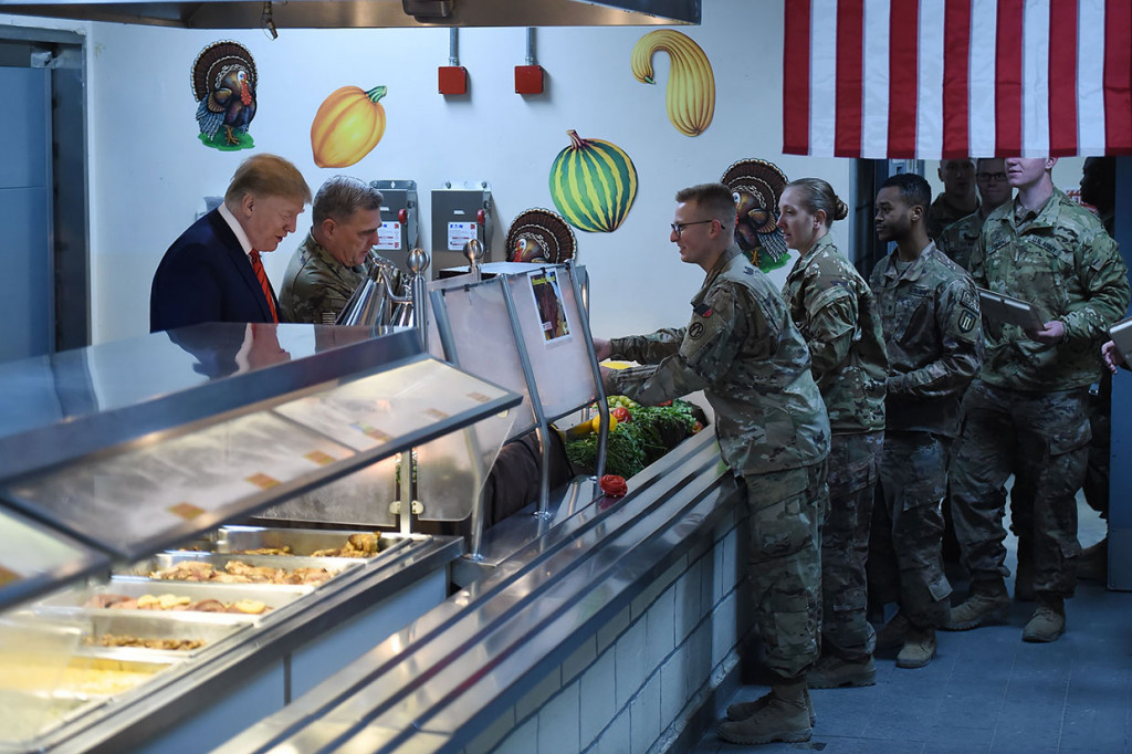 Dalam kunjungan yang bertepatan dengan 'Thanksgiving' tersebut, Trump menyajikan kalkun buat sebagian tentara AS sebelum duduk untuk makan malam 'Thanksgiving' bersama mereka.