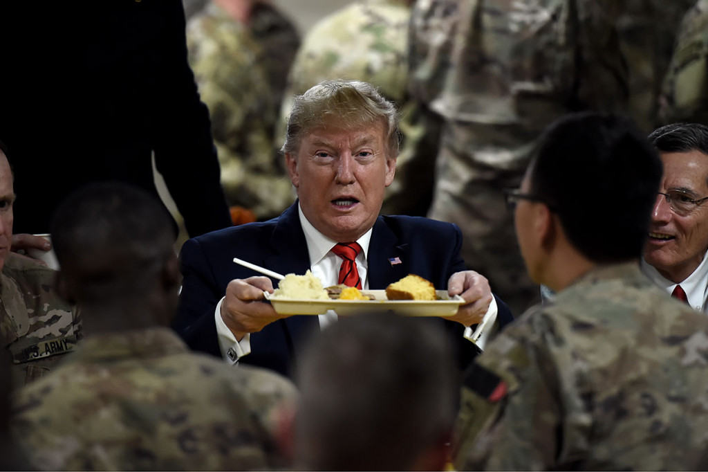Trump makan malam 'Thanksgiving' bersama para prajurit AS.