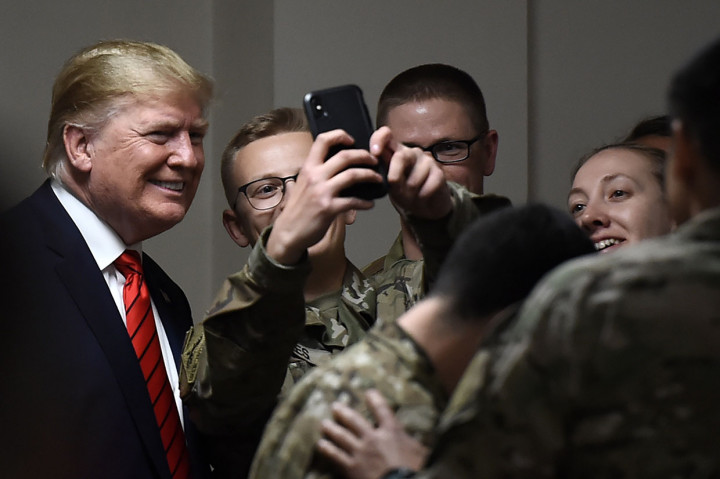 Ia juga berbincang dan berfoto bersama dengan sebagian tentara AS yang ditempatkan di sana.