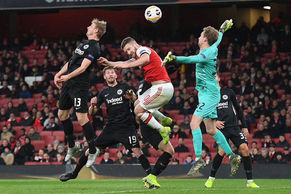 Bermain di kandang sendiri, Emirates Stadium, Arsenal direpotkan oleh serangan-serangan para pemain lawan Eintracht Frankfurt di awal laga.