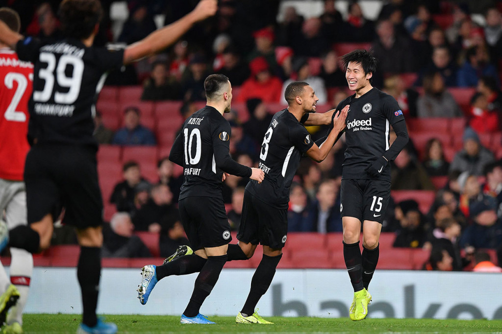 10 menit babak kedua berjalan Frankfurt berhasil menyamakan kedudukan menjadi 1-1 lewat tembakan kaki kiri dari luar kotak penalti Daichi Kamada.