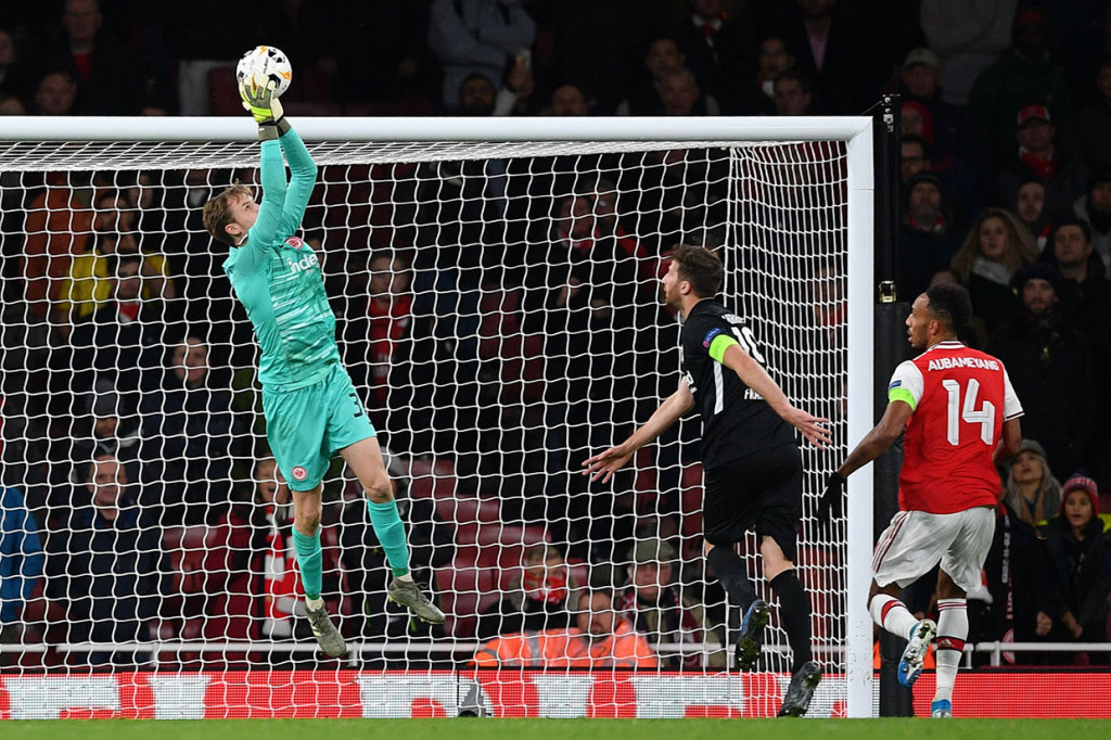 Para pemain Arsenal kemudian berusaha mengejar ketertinggalan. Namun hingga laga usai usaha mereka tidak membuahkan hasil. Skor tetap bertahan 1-2 untuk Frankfurt.