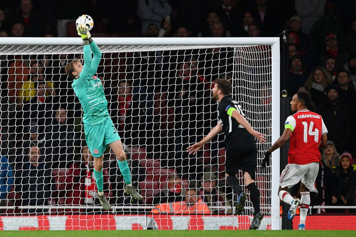 Para pemain Arsenal kemudian berusaha mengejar ketertinggalan. Namun hingga laga usai usaha mereka tidak membuahkan hasil. Skor tetap bertahan 1-2 untuk Frankfurt.