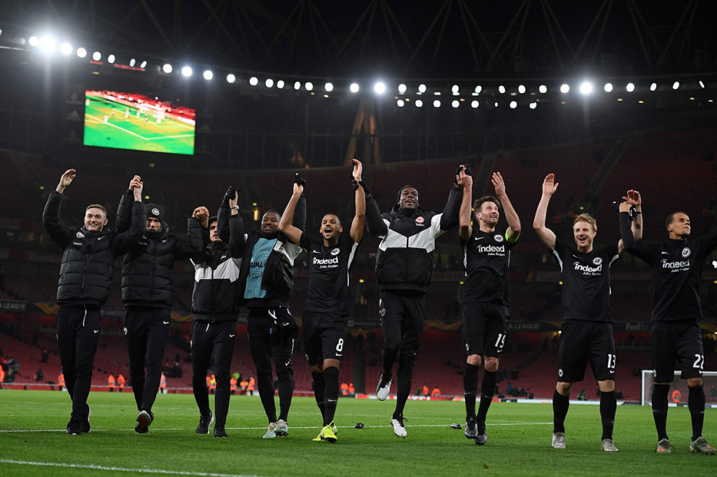 Sementara para pemain Frankfurt melakukan selebrasi merayakan kemenangan mereka.