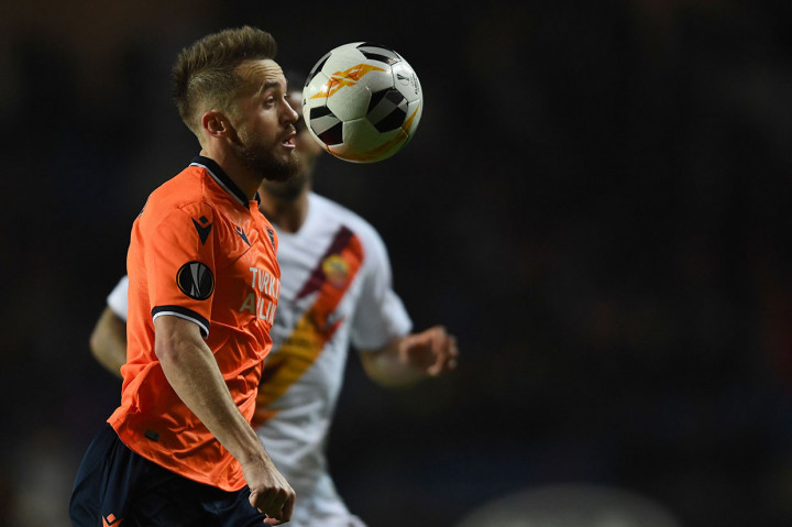 Para pemain Istanbul Basaksehir beberapa kali merepotkan pertahanan AS Roma di awal laga.