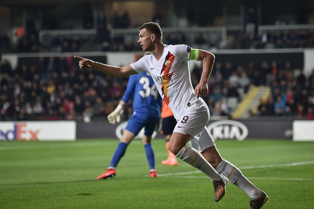 Di akhir babak pertama AS Roma menambah keunggulan menjadi 3-0 lewat sepakan Edin Dzeko.