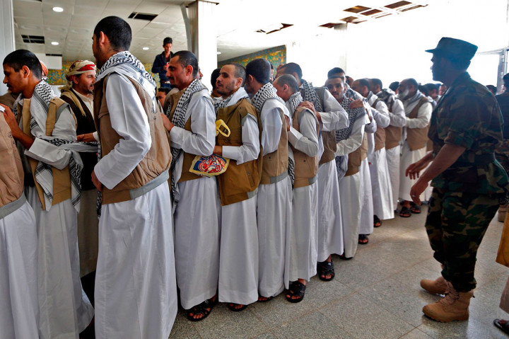 Ratusan tahanan Houthi yang dibebaskan Arab Saudi tiba di bandara di Kota Sanaa, Ibu Kota Yaman, Kamis, 28 November 2019 waktu setempat.