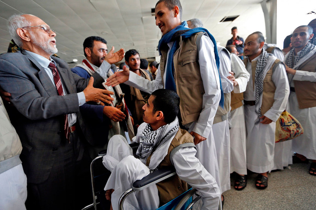 Para tahanan tiba dengan tiga pesawat Komite Palang Merah Internasional (ICRC) dan disambut di dalam bandara oleh komandan pemberontak dan beberapa anggota keluarga mereka.