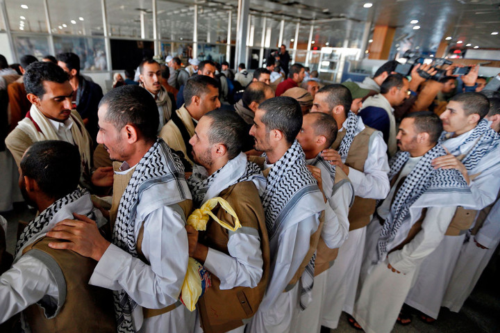 Sekitar 128 pemberontak Houthi yang ditahan di Arab Saudi diterbangkan ke Sanaa sebagai upaya untuk mengakhiri pertikaian lima tahun di negara tersebut.