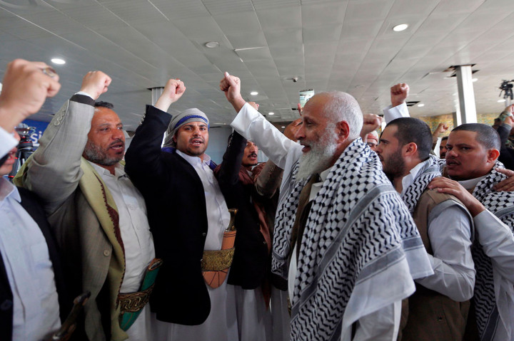 ICRC melihat pembebasan itu sebagai langkah positif dan berharap akan terjadi pembebasan lagi dan pemulangan tawanan terkait konflik. Koalisi militer pimpinan Saudi telah bertempur sejak Maret 2015 setelah kelompok Houthi bersekutu dengan Iran menggulingkan pemerintahan yang diakui internasional di Sanaa. 