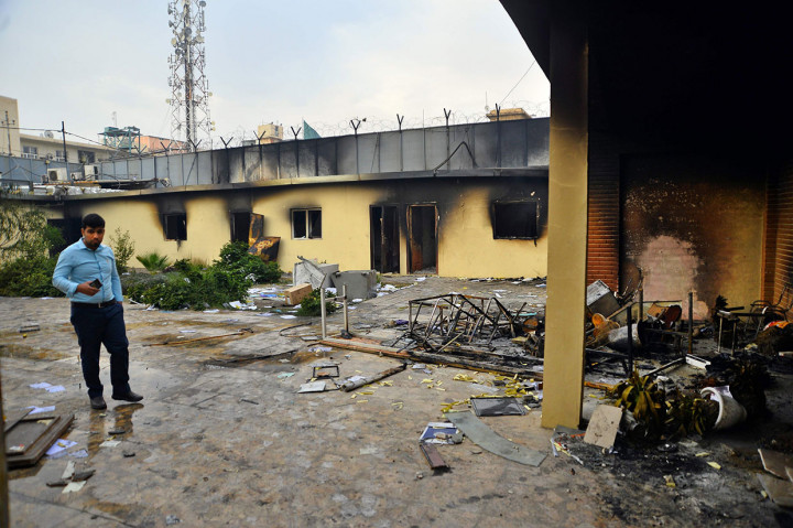 Konsulat Iran di Najaf Hangus terbakar. Menlu Irak Mohamad Ali Alhakim telah meminta maaf kepada timpalannya di Iran Mohammad Javad Zarif atas serangan terhadap Konsulat Iran di Najaf.