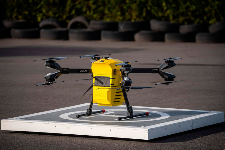 Drone Hermes yang dirancang oleh Spartaqs tersebut akan segera menyelesaikan tes terakhirnya dan mulai layanan sebagai pengangkut darah antara bank darah dan obat-obatan medis di Warsawa.