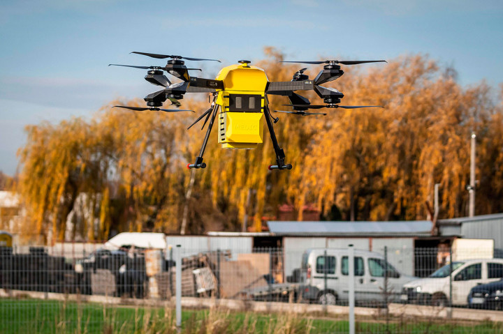 Drone tersebut akan mengikuti rute yang ditandai oleh suar radio dan rue penerbangan sebagian besar di atas saluran air agar tidak melukai siapa pun jika mengalami kendala.