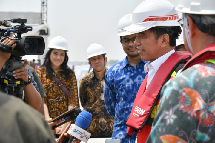 Turut mendampingi Presiden Jokowi saat meninjau Pelabuhan Patimban, yaitu Menteri Perhubungan Budi Karya Sumadi, Menteri Pekerjaan Umum dan Perumahan Rakyat Basuki Hadimuljono, Menteri Koperasi dan UKM Teten Masduki, Menteri Kesehatan Terawan Agus Putranto, dan Sekretaris Kabinet Pramono Anung. Selain itu turut serta pula Wakil Gubernur Jawa Barat Uu Ruzhanul Ulum, staf khusus presiden Putri Indahsari Tanjung dan Andi Taufan Garuda Putra.