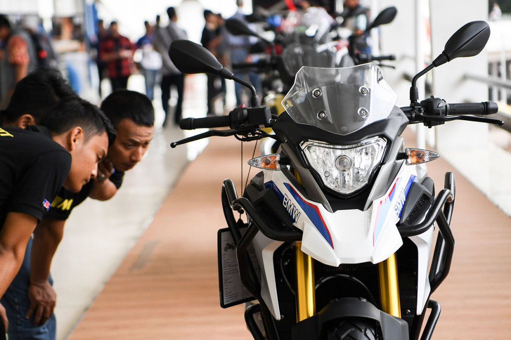 Pengunjung melihat motor BMW G 310 GS saat pemeran IIMS Motobike Expo 2019 di Istora Senayan, Jakarta.