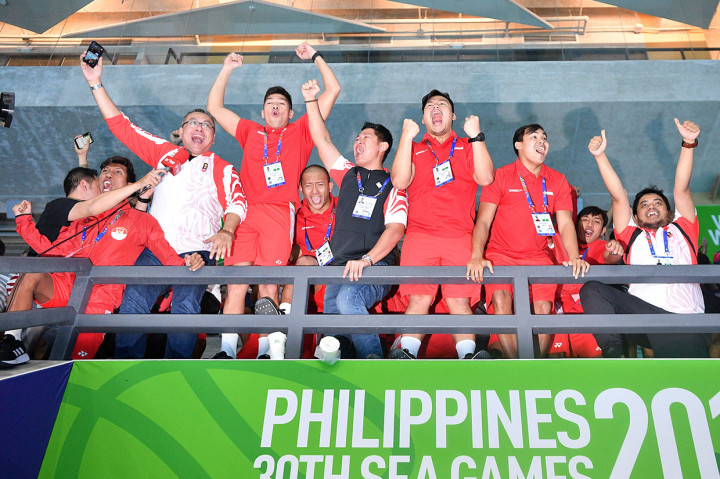 Ketua Umum Komite Olimpiade Indonesia Raja Sapta Oktohari (tengah) didampingi Ketua Kontingen Harry Warganegara (ketiga kiri) dan para pemain Timnas polo air putra melakukan selebrasi usai polo air putra meraih emas perdana bagi Indonesia. Antara Foto/Sigid Kurniawan