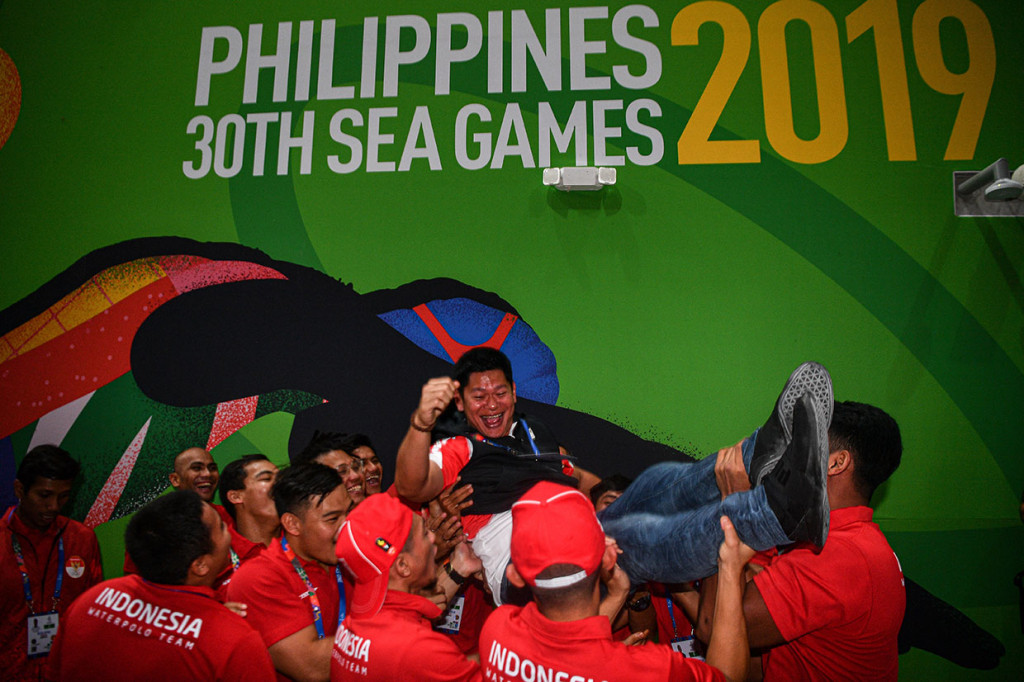 Timnas polo air putra Indonesia berhak meraih medali emas SEA Games 2019 di Filipina setelah capaian skornya tak bisa lagi terkejar oleh para rival setelah tuan rumah Filipina ditahan Singapura 6-6. Antara Foto/Sigid Kurniawan