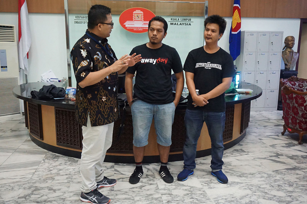 Sebelumnya dua orang teman Andreas, Rifki Chorudin dan Iyan Prada Wibowo lebih dahulu dibebaskan pada Minggu, 24 November lalu.